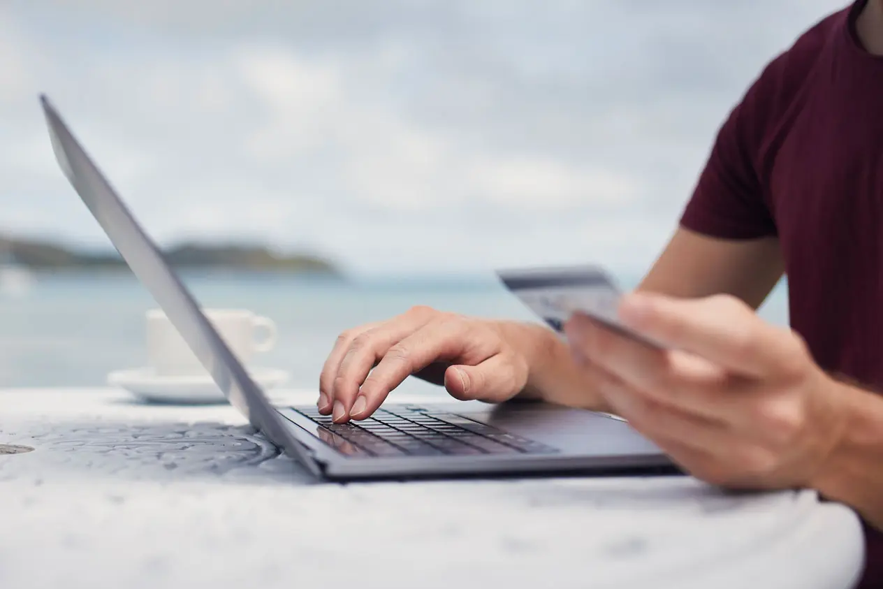 personne passant une commande en ligne depuis le bord de mer